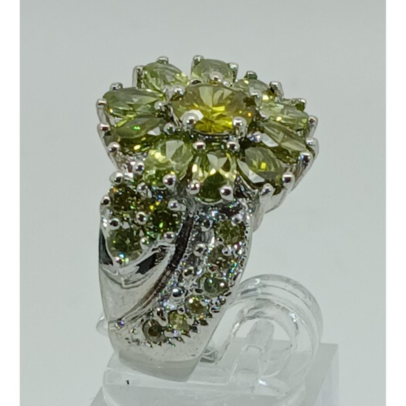 Vintage 90s Peridot CZ Flower Cluster Statement Ring Green Silver Tone Size 5.5 - Picture 4 of 11